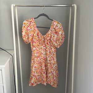 Super flattering floral dress for summer!
